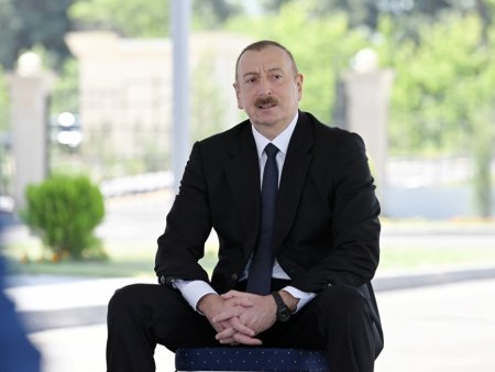 Ильхам Алиев: В нищей Армении живут побираясь, еле-еле, однако возводят 6-метровые памятники фашистам