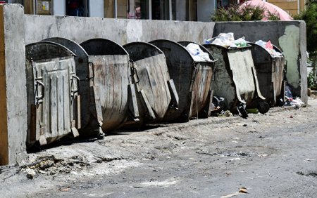 Жителям крупным городов Азербайджана также запретили выбрасывать мусор в выходные дни