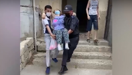 В Баку полицейские спасли женщину, страдающую хроническим заболеванием