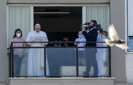 Папа Римский Франциск впервые появился на публике после операции