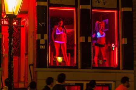 Окна в амстердамском квартале красных фонарей могут закрыть навсегда
