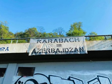 Praqanın mərkəzində poster: “Qarabağ Azərbaycandır!”