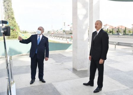 Dövlət başçısı yerüstü piyada keçidinin açılışında - YENİLƏNİB (FOTO)