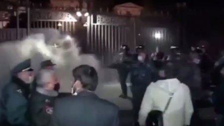 Yerevanda polis etirazçılara qarşı gözyaşardıcı qazdan istifadə edib - VİDEO