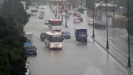 Yağış Bakı yollarında hərəkəti çətinləşdirdi - FOTO