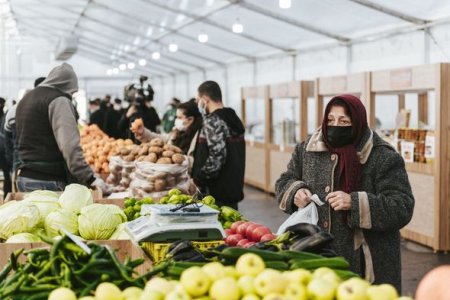 Nazir və səfir Bakıda yarmarkada - FOTO