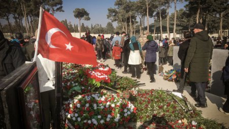 Azərbaycan xalqı Yeni ilin ilk günü Şəhidlər xiyabanına axışdı - FOTO