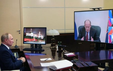 Putin İlham Əliyev və Paşinyanla görüşdən əvvəl müşavirə keçirdi