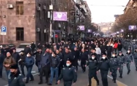 Yerevanda müxalifət yenidən parlamentin qarşısına qayıtdı - Video