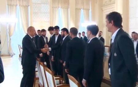 Prezidentin “Qarabağ”ın futbolçuları ilə səmimi söhbəti - Video
