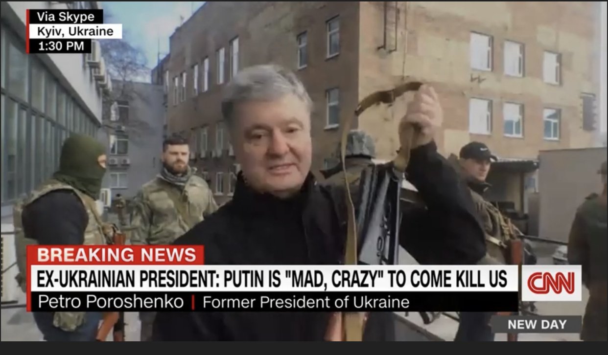 Ukraynanın keçmiş prezidenti Petro Poroşenko əlində Kalaşnikov avtomatı ilə paytaxt Kiyevdən CNN İnternational yayımına qoşulub