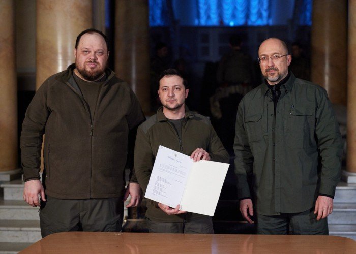 Zelenski Ukraynanın Aİ-yə daxil olması üçün müraciət imzaladı - YENİLƏNİB (FOTO)