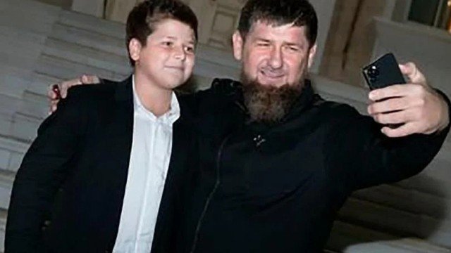 Kadırov 14 yaşlı oğlu ilə Ukraynada yaralı rus generalını ziyarət etdi - FOTO