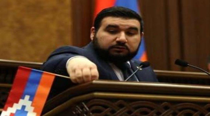 Erməni deputat qondarma qurumun bayrağını tribunadan sökdü - VİDEO