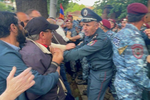 Ermənistanda etirazçılarla polislər arasında DAVA - VİDEO (YENİLƏNİB)