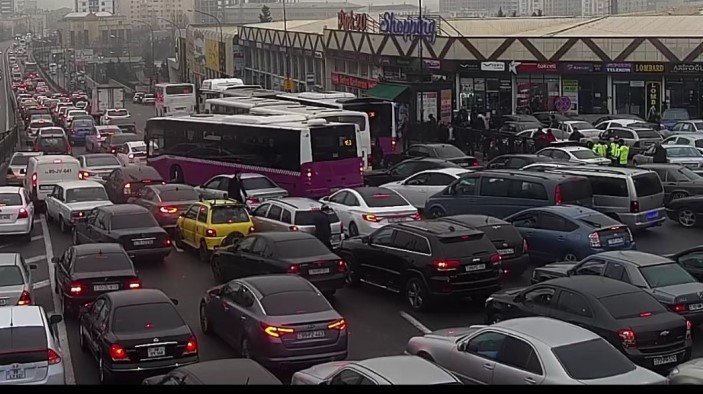 Bakıda tıxac 20-yə yaxın marşrut avtobusunun hərəkətinə problem yaratdı