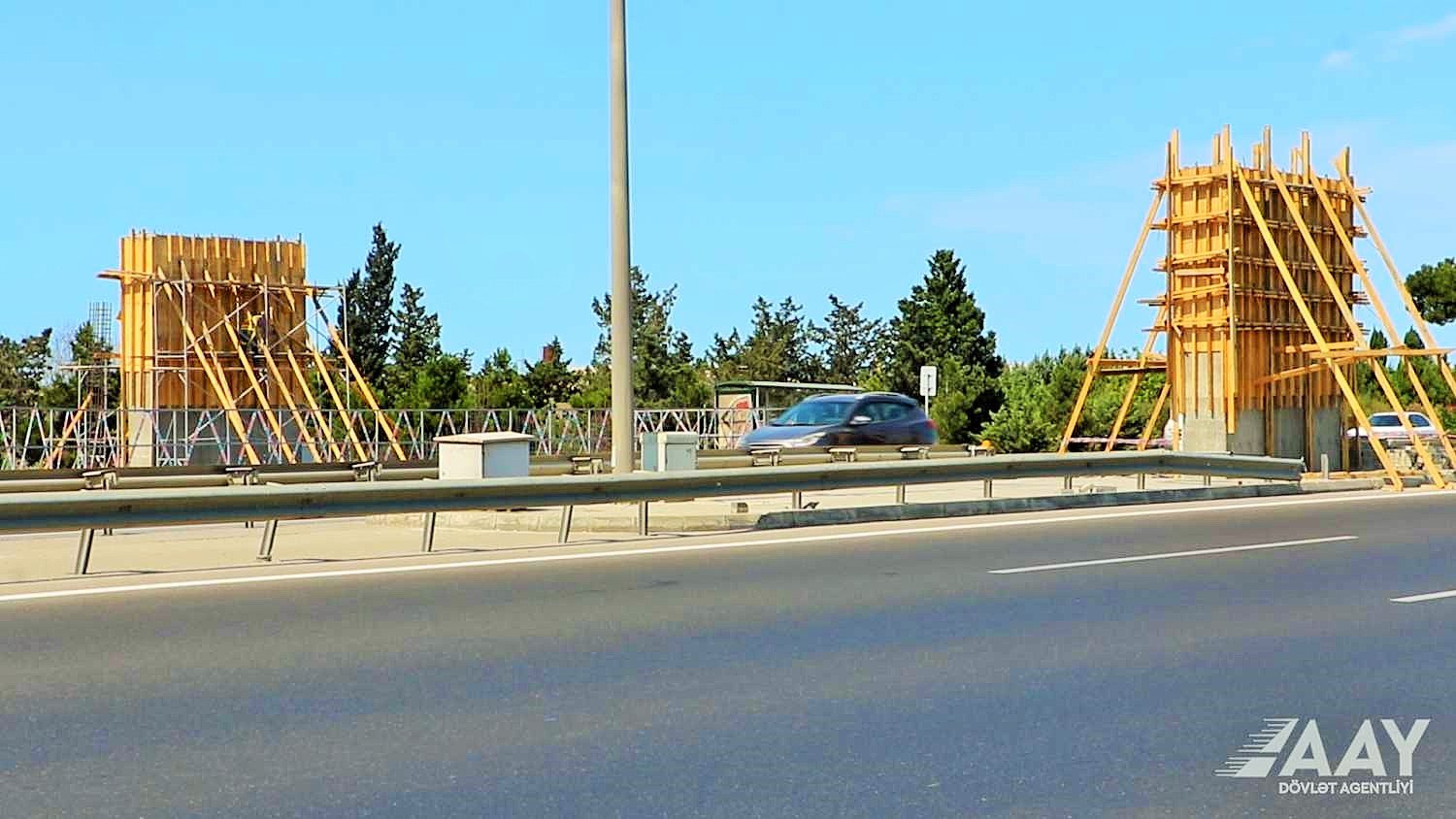 Paytaxtda yeni yerüstü piyada keçidi inşa edilir VİDEO/FOTO