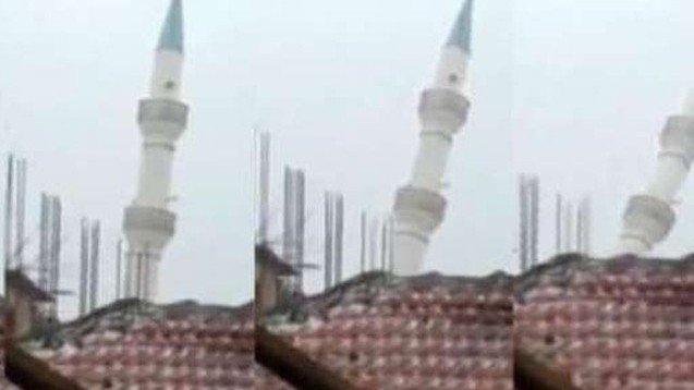 Məscidin minarəsi uçdu 