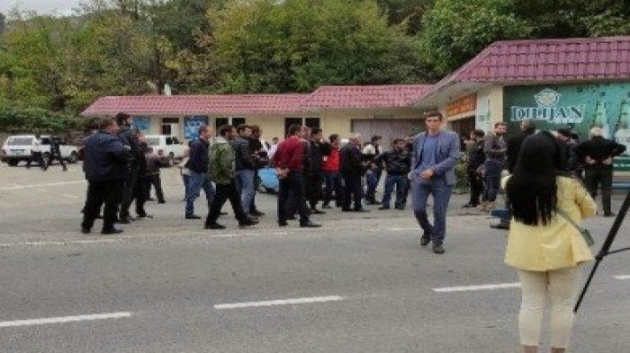 Ermənistanda etirazçılar yolu bağladı