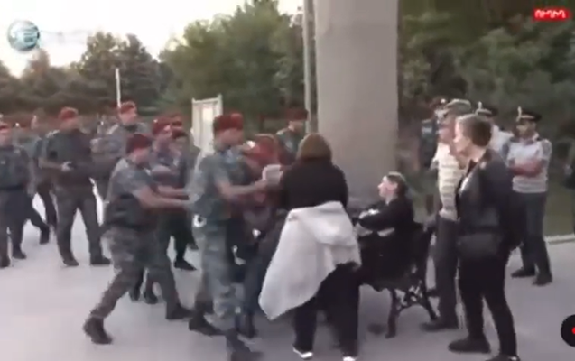 Ermənistanda ölən hərbçilərin yaxınları saxlanıldı - Video