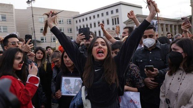 İrandakı etirazlarda 76 nəfər ÖLÜB