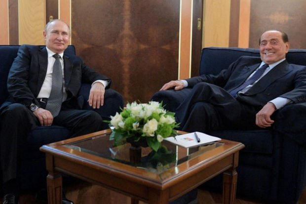 Putin və Berluskoni Aİ sanksiyalarını pozdular: Bir-birilərinə araq və şərab hədiyyə etdilər