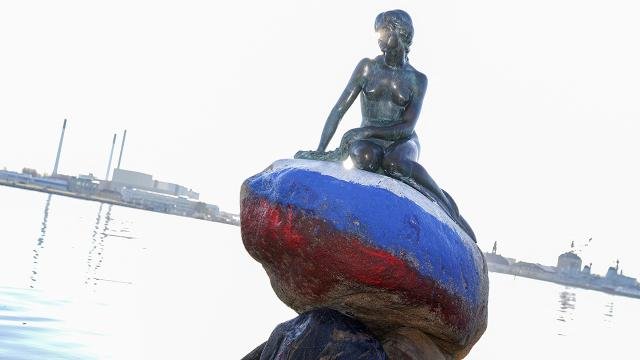 Danimarkadakı "Kiçik Su pərisi" heykəli Rusiya bayrağının rənglərində vandalizmə məruz qaldı -