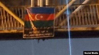 Azərbaycan Respublikası bayrağını və plakatlarını quraşdırmağa başladılar -