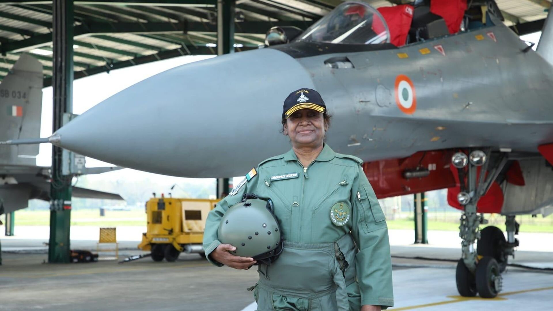 Hindistan prezidenti Su-30MKI qırıcısı ilə yarım saatlıq uçuş həyata keçirib