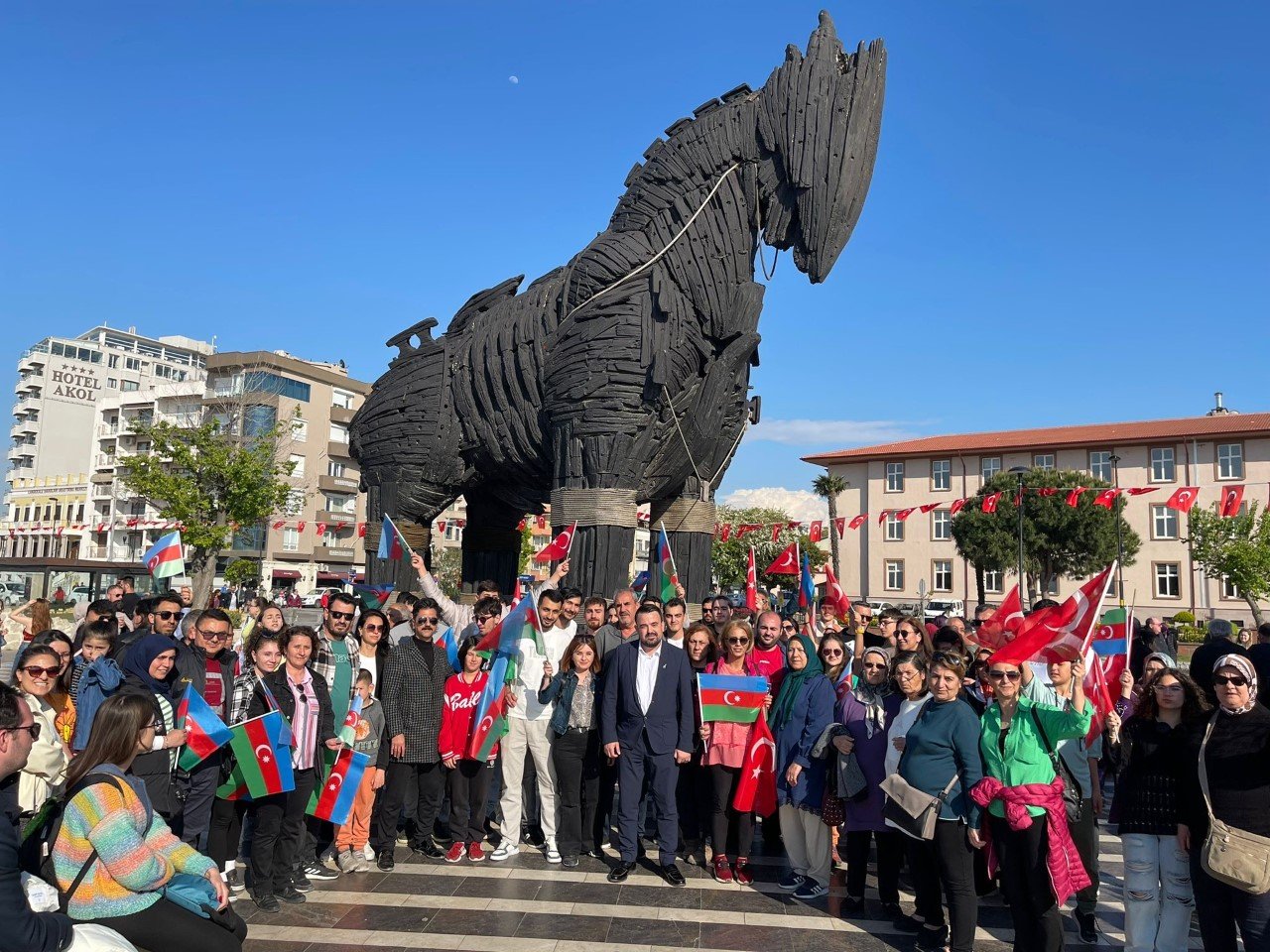 Türkiye’de Azerbaycan Anıtına Yoğun İlgi -