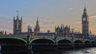 Londonda ətraf mühit fəalları "Spice Girls" mahnısının sözlərini dəyişərək onun altında etiraz aksiyası keçiriblər