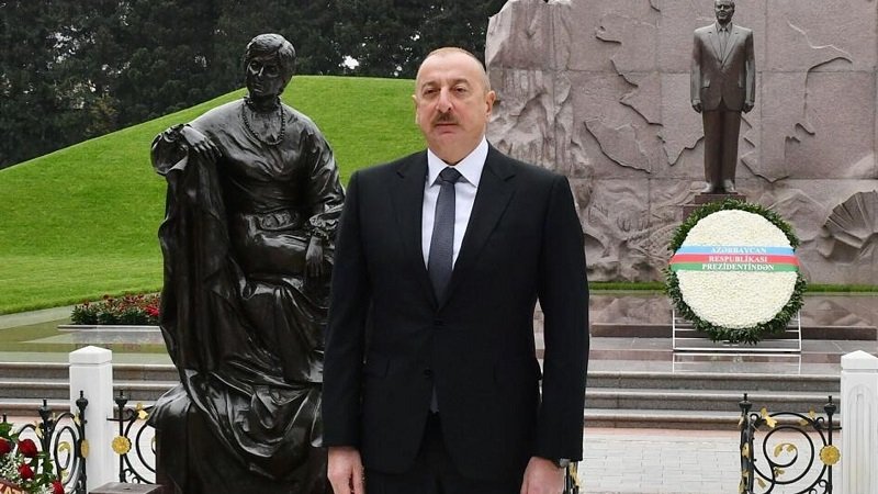 Azərbaycan Prezidenti İlham Əliyev Heydər Əliyevin məzarını ziyarət edib