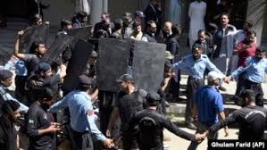 Pakistanda İmran Xanın tərəfdarları ilə polis qüvvələri arasında baş verən toqquşmalarda 1750 nəfər xəsarət alıb -