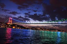 İstanbulda bu körpü Azərbaycan bayrağının rəngləri ilə işıqlandırıldı -