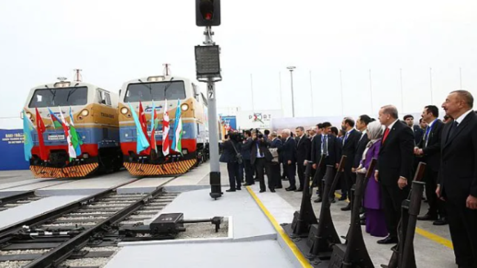 Prezident İlham Əliyev Bakı-Tbilisi-Qars ərazisində tranzit gömrük prosedurlarını sadələşdirib