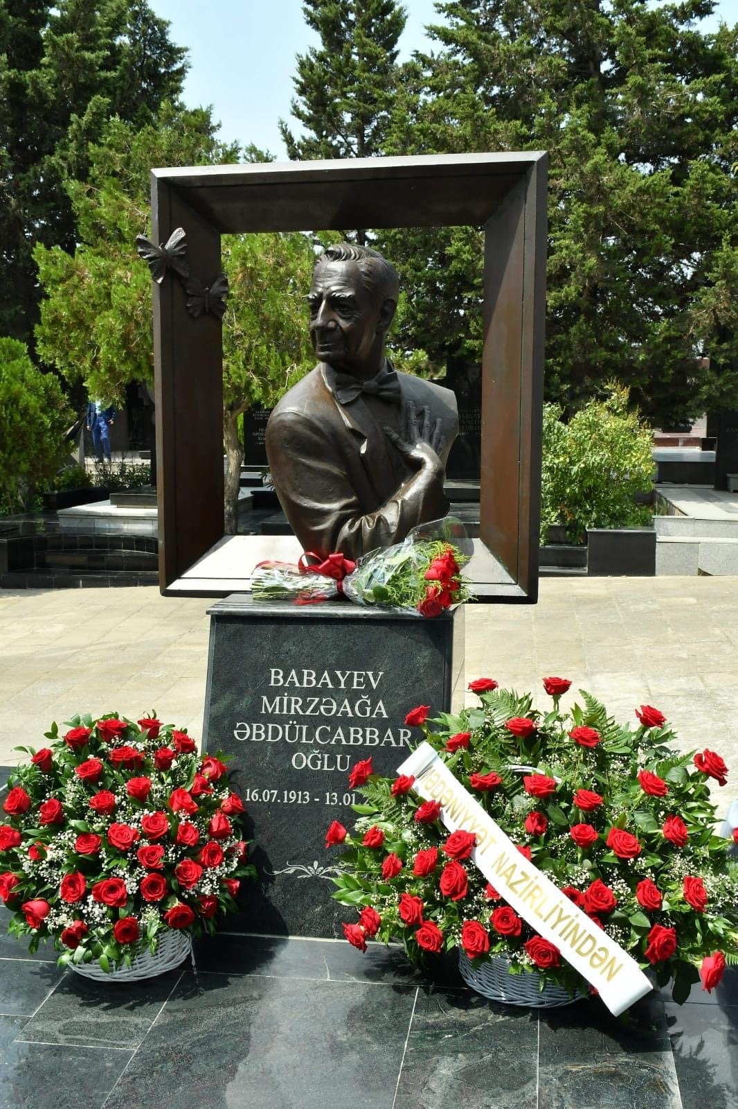 Xalq artisti Mirzə Babayevin anadan olmasının 110-cu ildönümündə məzarı ziyarət olunub -