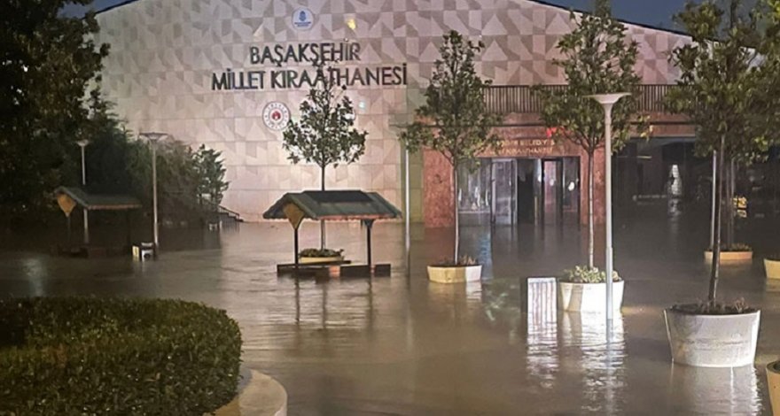 İstanbulda güclü yağış nəticəsində küçələri su basdı, ölən var