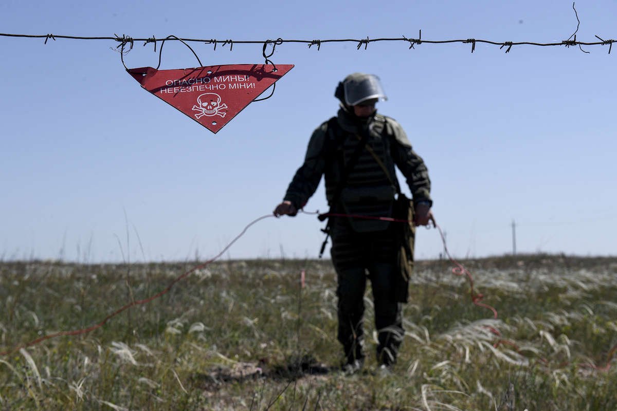 ABŞ minalardan təmizləmək üçün ən güclü zirehli maşınlarından birini  Ukraynaya verdi