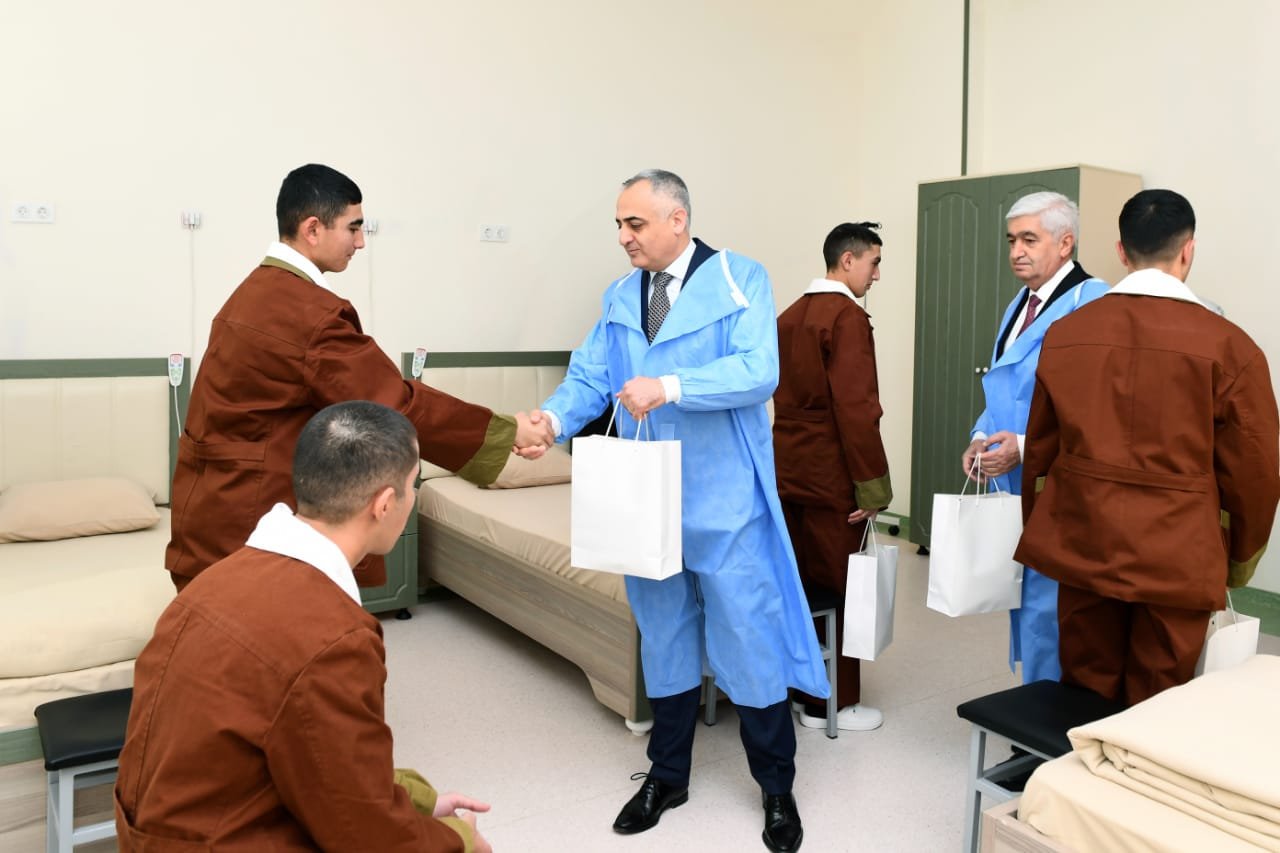 Naxçıvan Qarnizonu Mərkəzi Hospitalına bayram sovqatı aparılıb