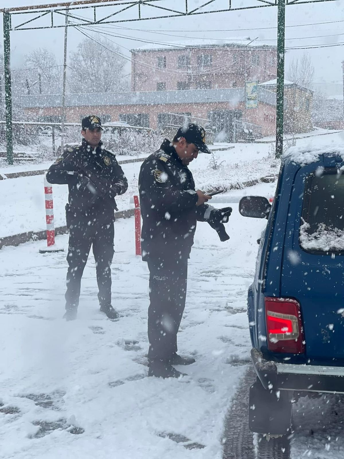 Xankəndi şəhərində polis əməkdaşları hava şəraitindən asılı olmayaraq xidmətini davam etdirir