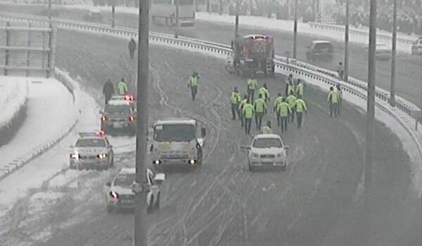 Polislər Bakıda sürücülər üçün yol açır - Foto
