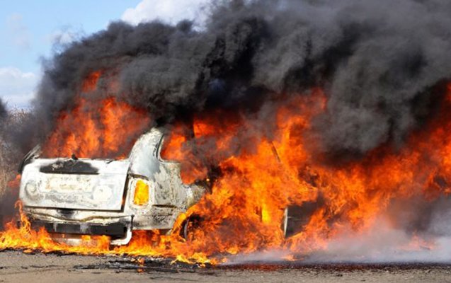 Bakıda “Mercedes” işıq dirəyinə çırpılıb yandı