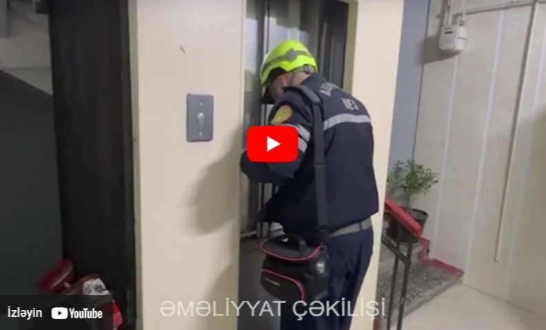 Vətəndaş liftdə köməksiz vəziyyətdə qalıb - Video