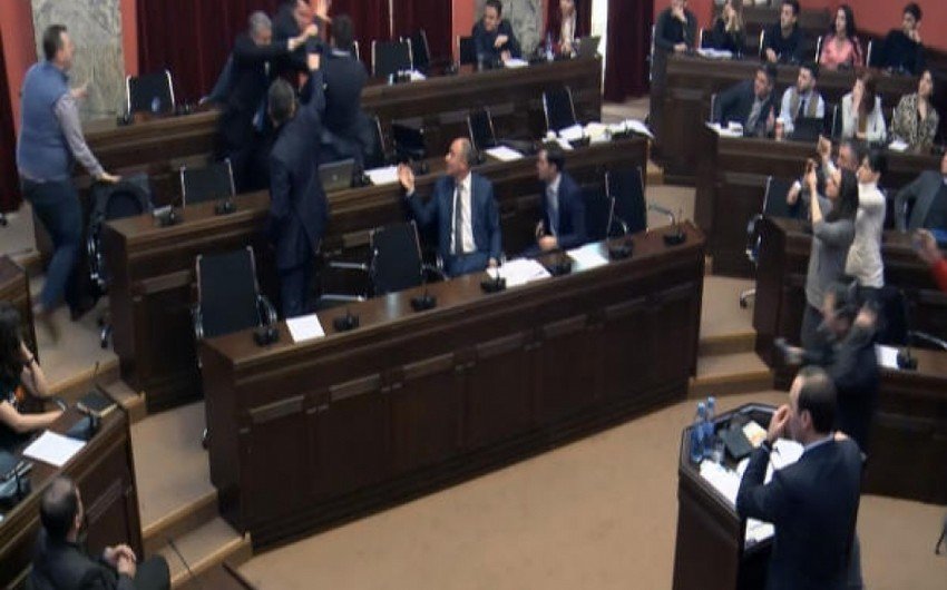 Gürcüstan parlamentində deputatlar arasında dava olub
