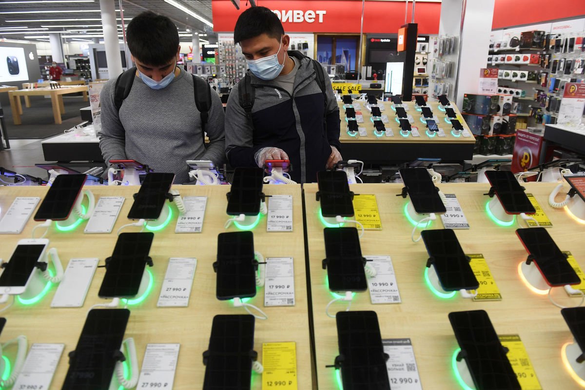 Çində iPhone satışları təxminən 20% azalıb