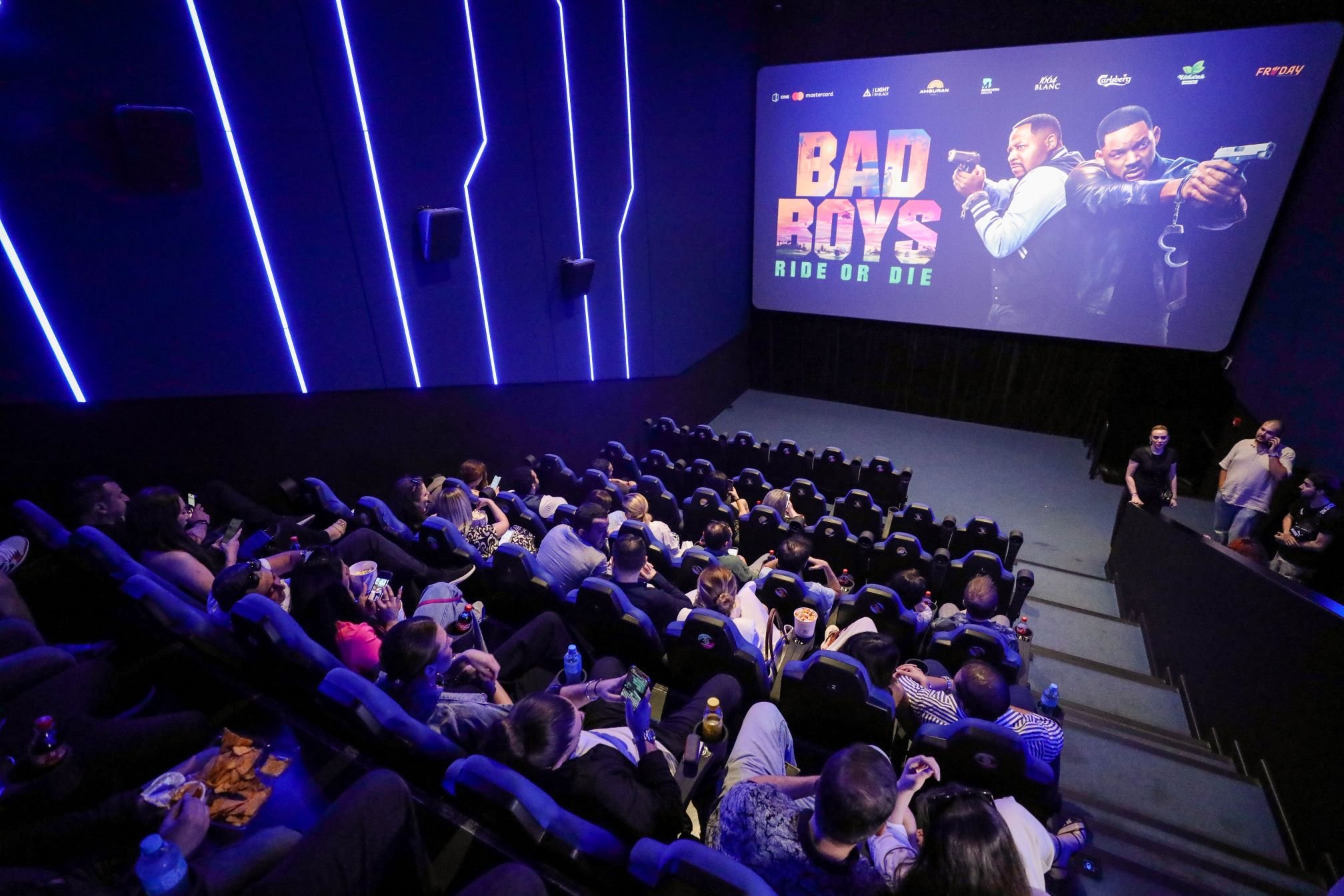 “Pis oğlanlar” CineMastercard kinoteatrının yay mövsümünün açılışında