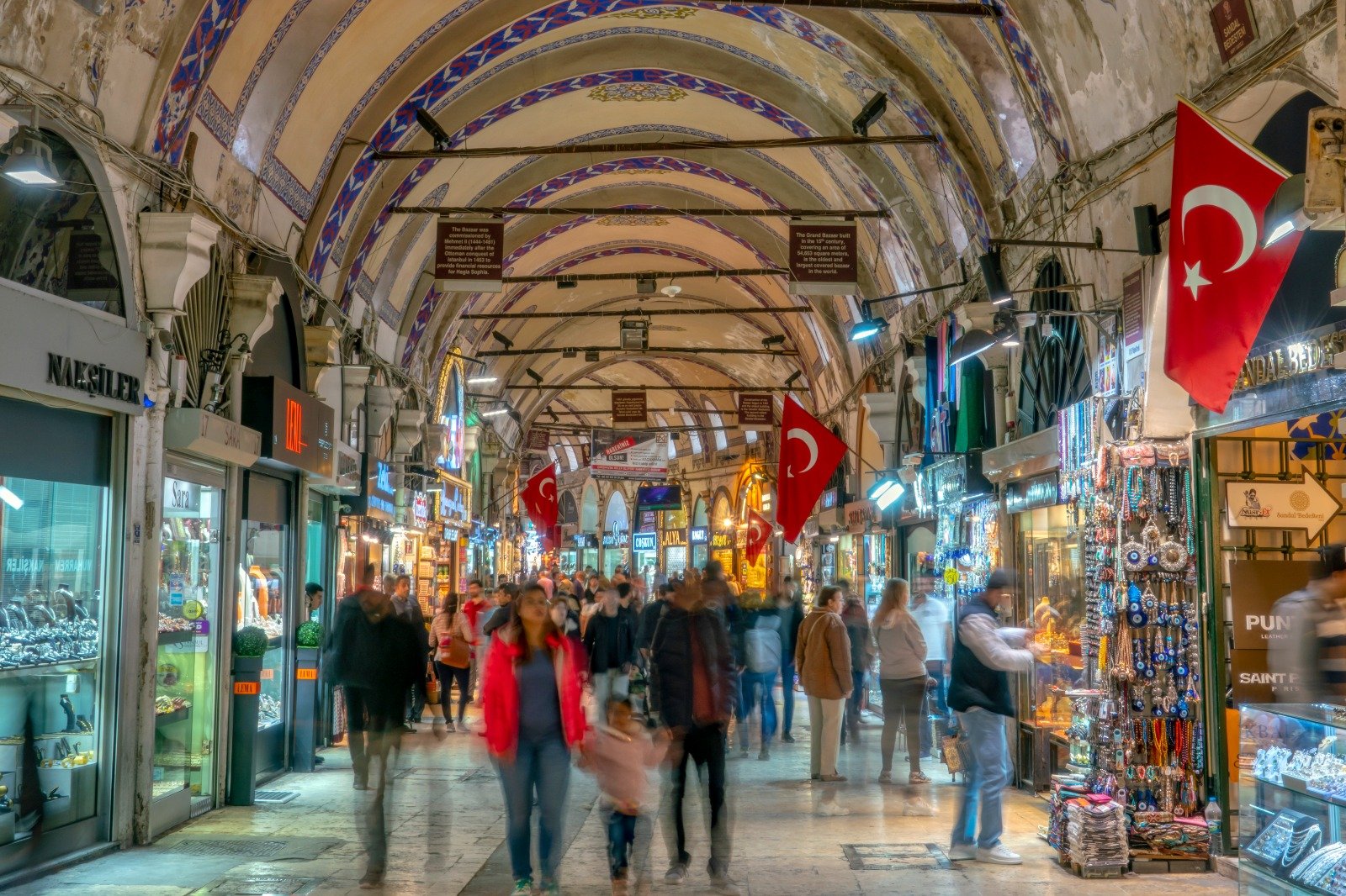 Tarixi Qapalı Çarşıda unudulmaz bir alış-veriş macərasını yaşayın -