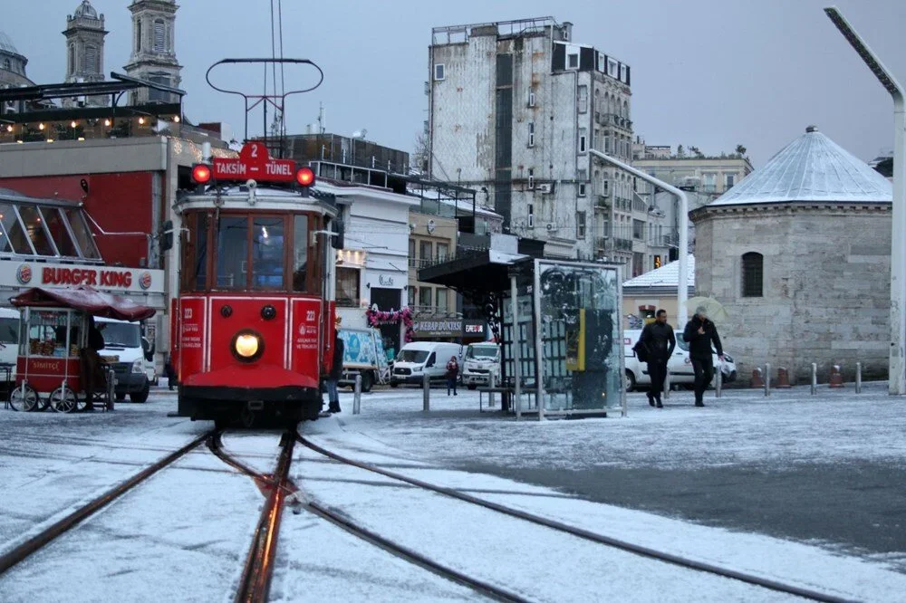 İSTANBULDA 2 GÜNDÜR YAĞAN GÜCLÜ QAR HƏYATI İFLİC EDİB