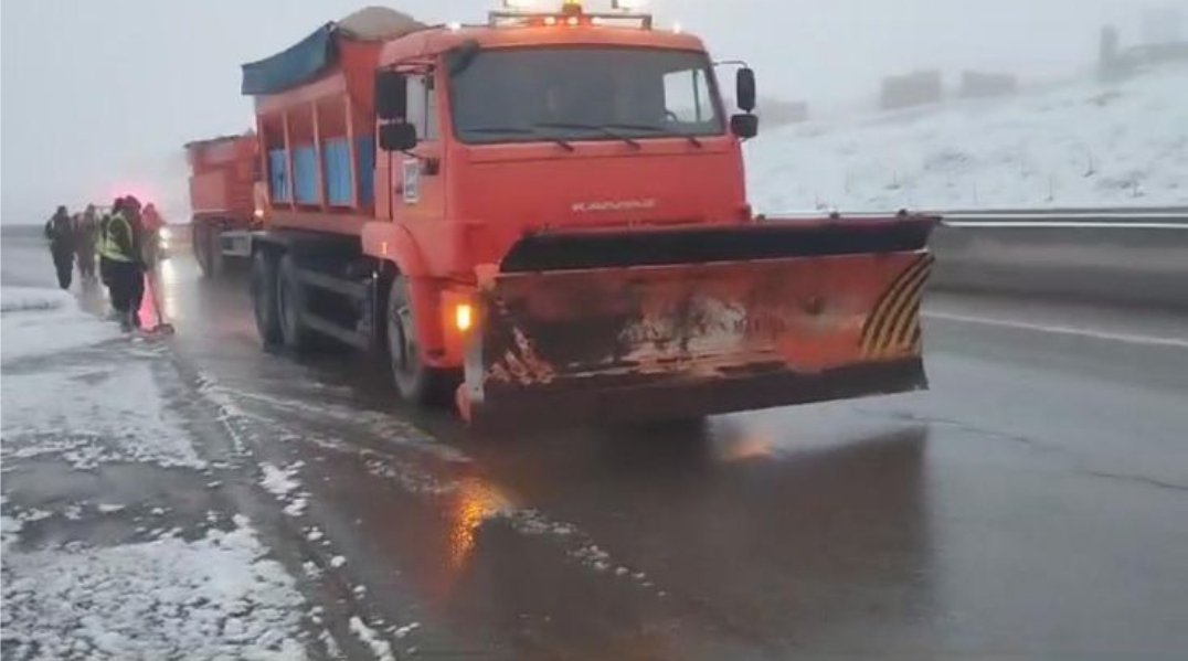 Gecə saatlarında ölkə ərazsinə  yağan qar və güclü çovğun Bakı-Şamaxı-Yevlax avtomobil yolunda buzlaşmaya səbəb olub