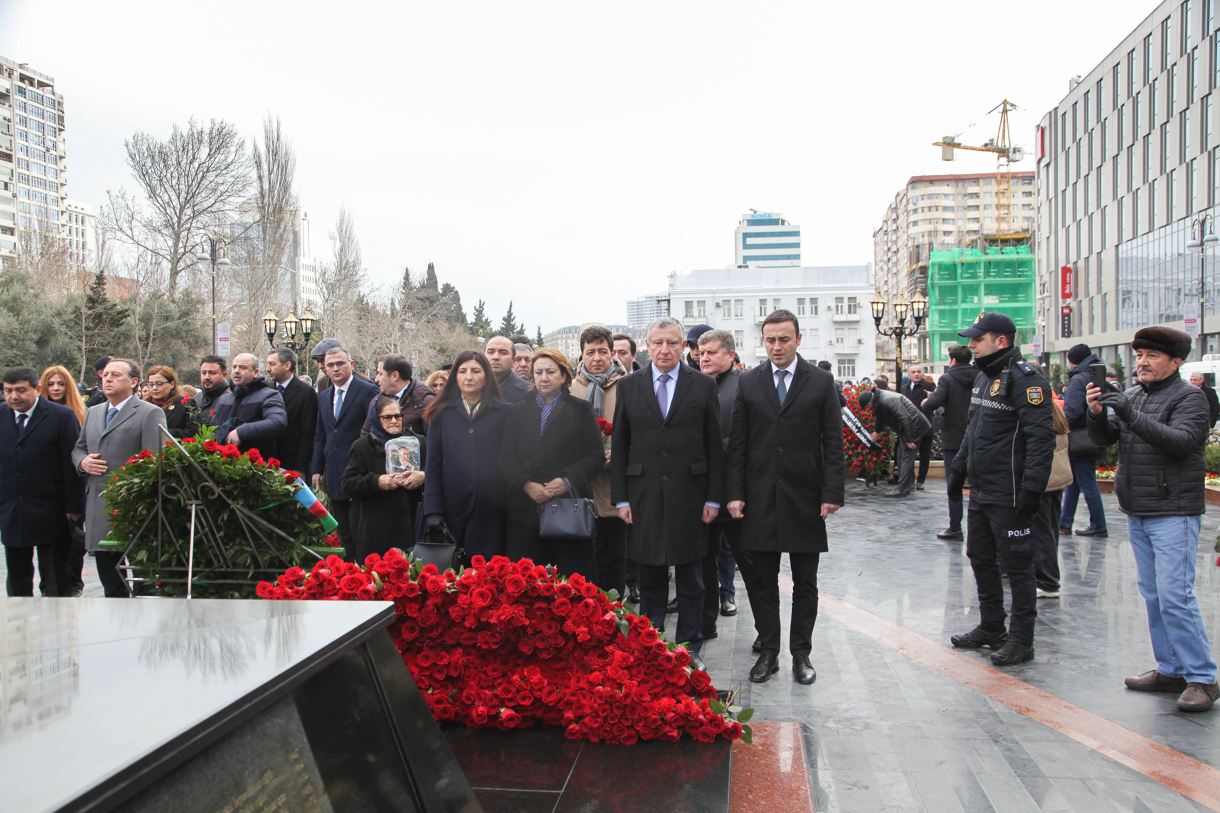 Millət vəkilləri  Xocalı soyqırımı abidəsini ziyarət etdilər - Fotolar